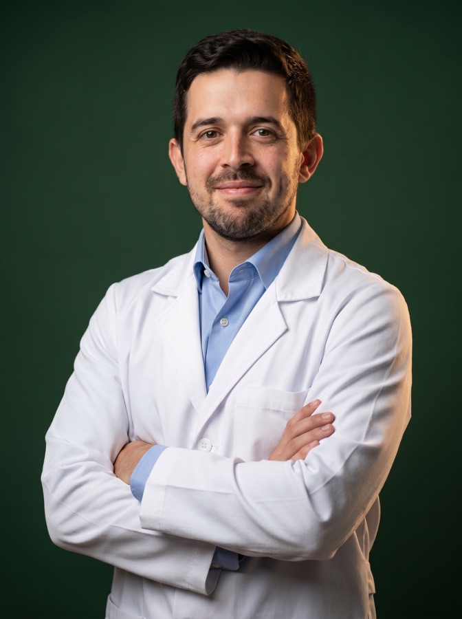 Alessio Gilardi, médico de Vitality, con bata y brazos cruzados